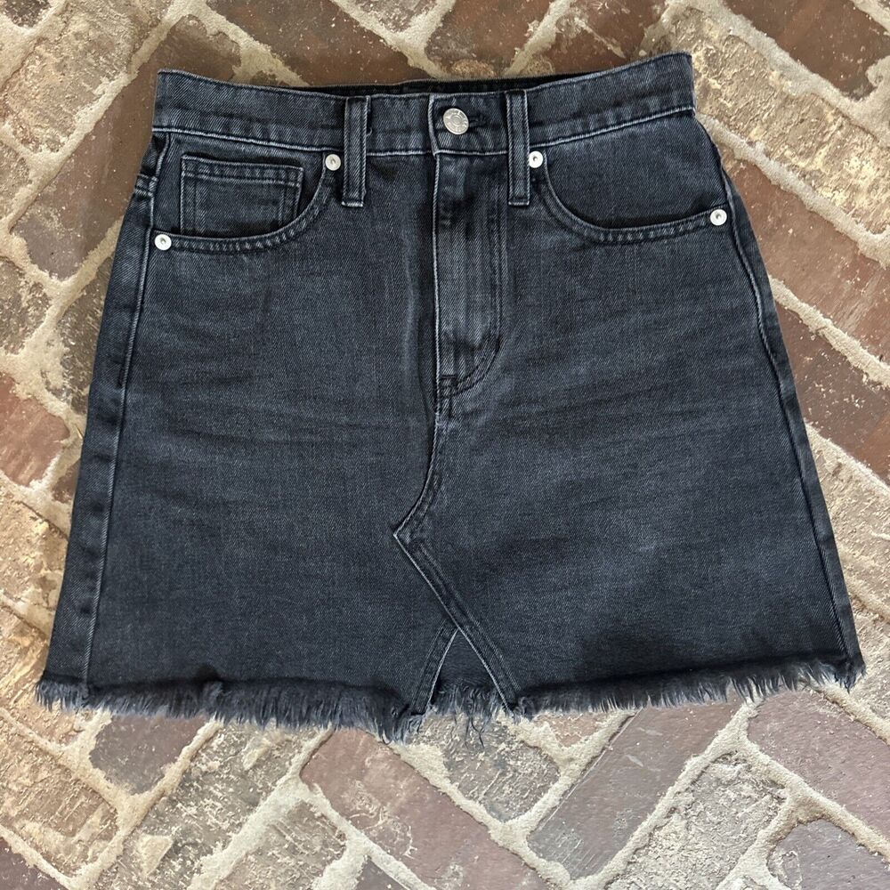 Madewell Denim Skirt Size 24 Faded Black Rigid Lunar Wash Frayed Hem Distressed‎